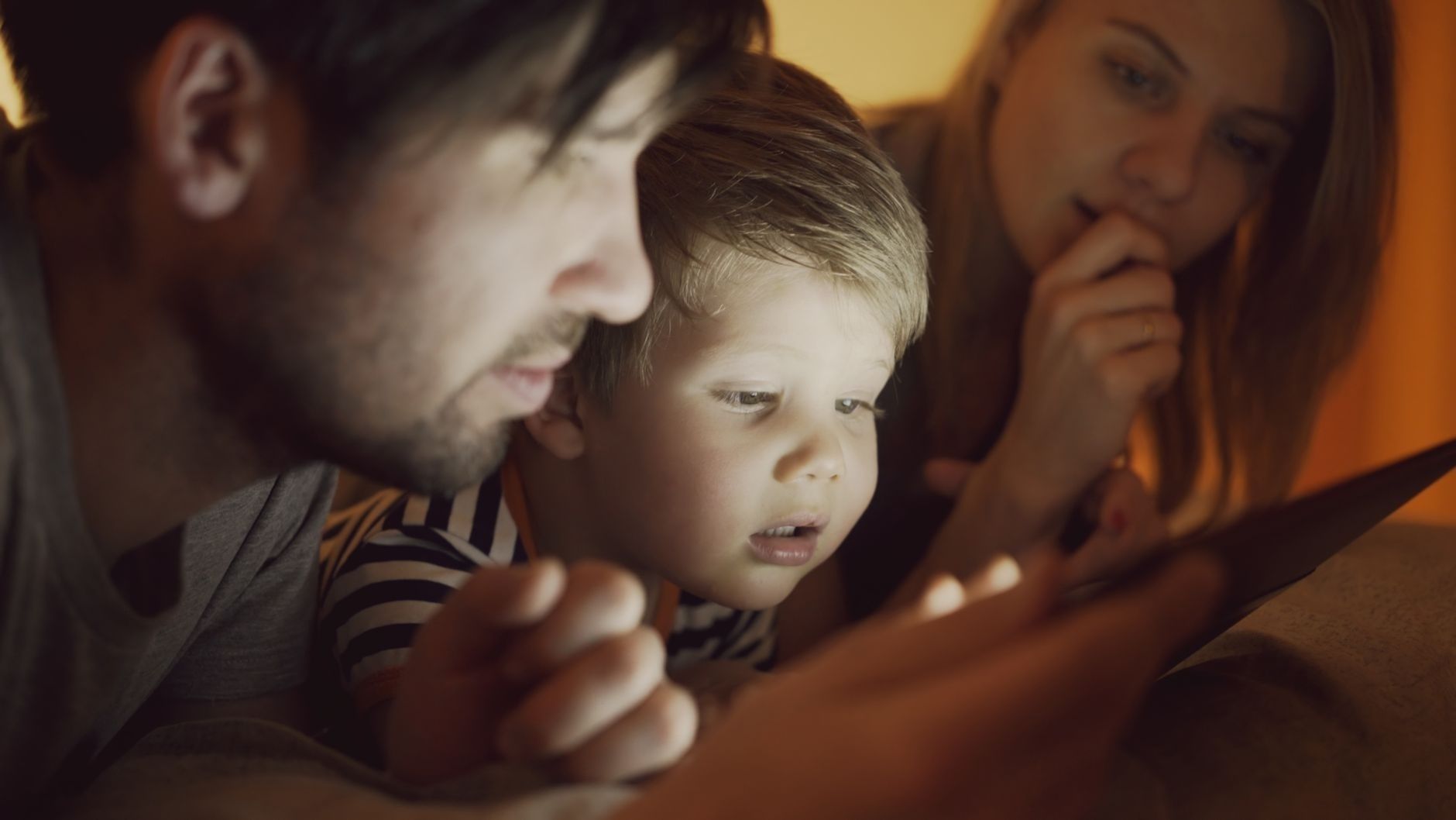 Vuxen och barn tittar tillsammans på en digital skärm